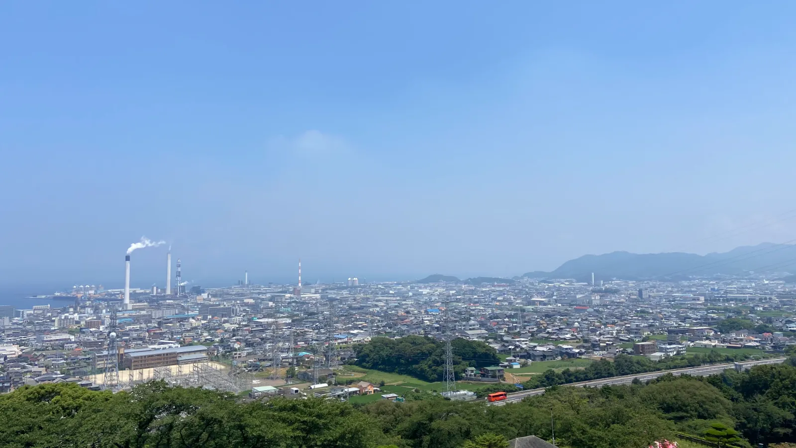 愛媛県四国中央市の街並みと山並みの風景